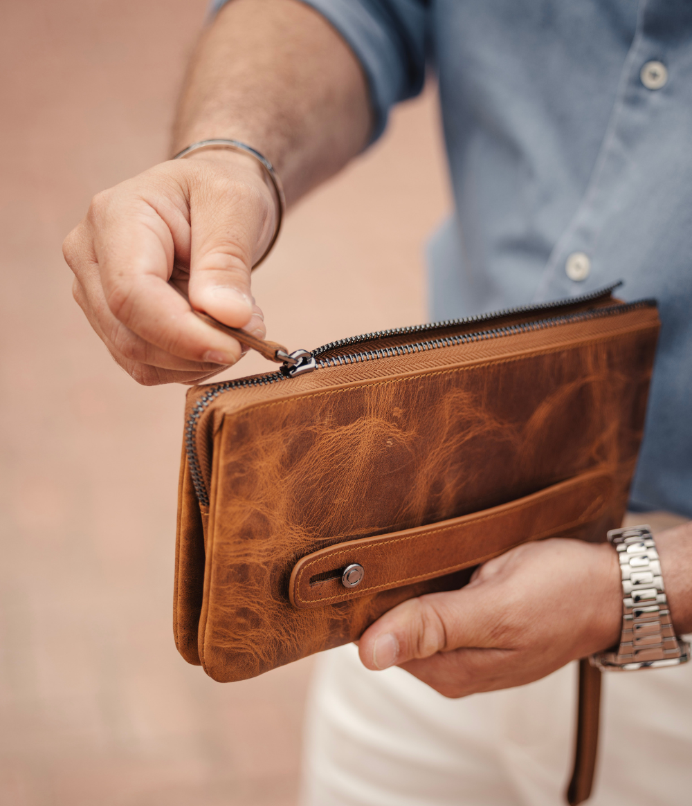 Essential „Clutch“ Brown